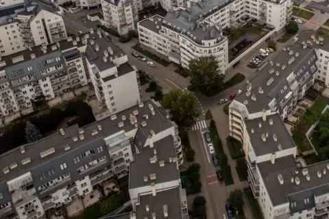 Osiedle z blokami mieszkalnymi, gdzie mieszkanie m3 co to znaczy, to po prostu lokal mieszkalny o określonym metrażu, widoczne z lotu ptaka.