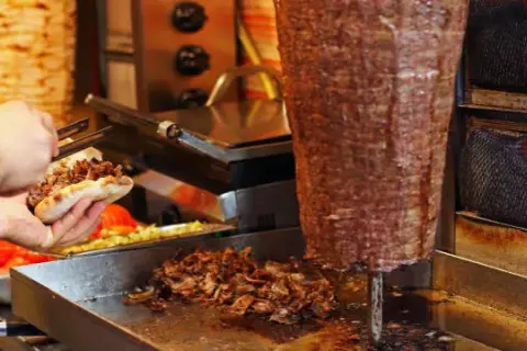 Ile gram mięsa w kebabie? Zaskakujące różnice w ilości!