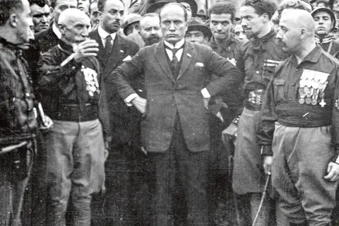 Czarne koszule co to? Historia i wpływ faszystowskiej organizacji