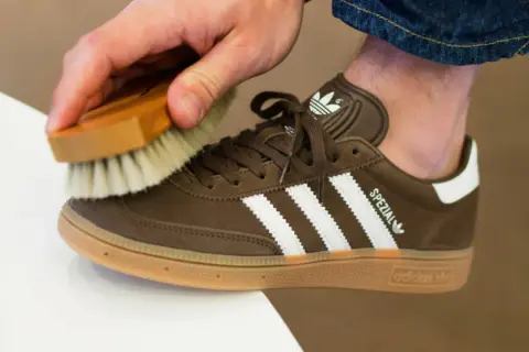 Delikatna szczotka do czyszczenia brązowych butów zamszowych Adidas Spezial. Dowiedz się, czym wyczyścić buty zamszowe, by wyglądały jak nowe.