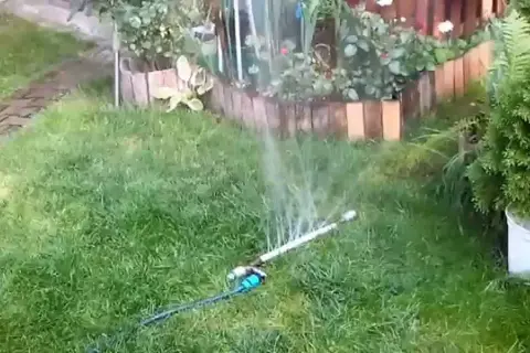 Zrób własny zraszacz obrotowy: Prosty poradnik DIY