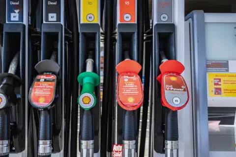Pistolety na stacji Shell: Diesel, V-Power Diesel, V-Power 95, Racing 100. Sprawdź ceny paliw dzisiaj.