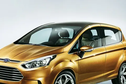 Złoty Ford B-Max z czarnym dachem, prezentujący nowoczesny design i przestronne wnętrze.