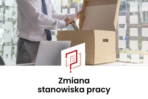 Pracownik pakuje rzeczy do kartonu, co symbolizuje zmianę stanowiska pracy na prośbę pracownika.