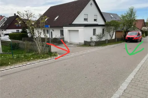 Ein roter Lieferwagen parkt auf der rechten Straßenseite, während rote Pfeile auf eine Einfahrt und ein grüner Pfeil auf einen Gullydeckel zeigen. Das Schild "rechts vor links" ist nicht sichtbar.