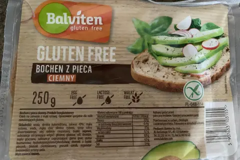 Chleb bezglutenowy Balviten ciemny z awokado i rzodkiewką na kromce.