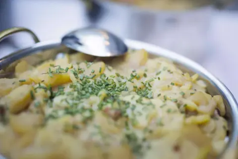 Cremiger Kartoffelsalat, garniert mit frischem Schnittlauch. Ein klassisches Kartoffelsalat Rezept, das immer schmeckt.