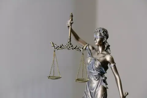 Jak zwracać się do radcy prawnego, by uniknąć faux pas w komunikacji