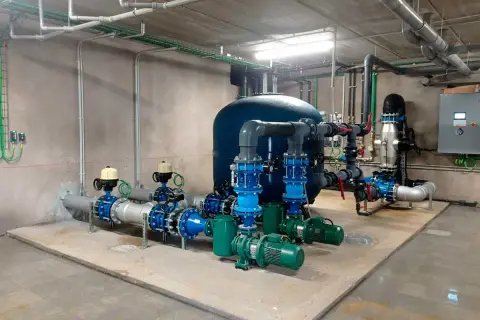 Instalación de bombas y tuberías que ilustran como funciona un grupo de presión para mantener el caudal de agua.
