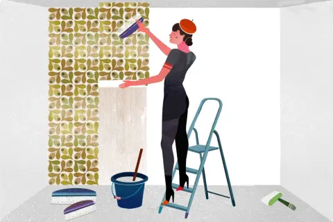 Una mujer con boina naranja aplica papel pintado con un cepillo. Muestra cómo poner papel pintado en una pared con un patrón de hojas y bayas.