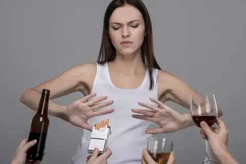 Kobieta odrzuca alkohol i papierosy. Zastanawia się, ile promili po lampce wina mogłaby mieć.
