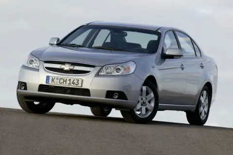 Silver Chevrolet Epica står på en grusväg.