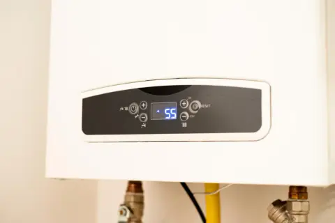 Panel digital de caldera de gas con temperatura a 55°C. Guía para saber como encender una caldera de gas antigua.