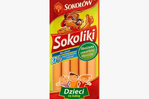 Opakowanie parówek Sokoliki z wizerunkiem wesołego zwierzątka i dzieci. Produkt bez osłonki, z obniżoną zawartością tłuszczu.