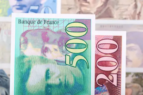 Francuskie banknoty 500 i 200 franków. Kiedyś najdroższa waluta w Europie, teraz tylko wspomnienie.