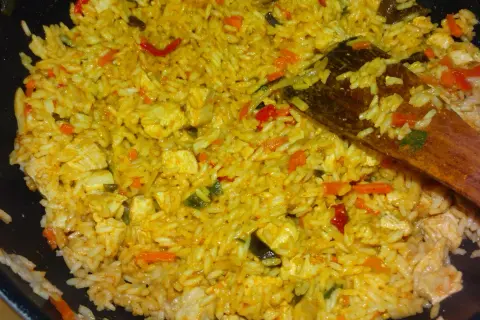Ryż z kurczakiem i warzywami w sosie curry, gotowy do podania. Idealny przepis, jak ugotować ryż z curry.
