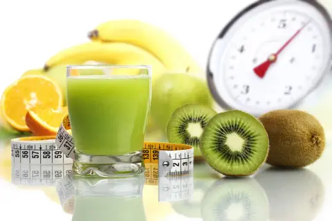Centrifugati per dimagrire: un bicchiere di succo verde, kiwi, arancia, mele, banane e un metro da sarta.