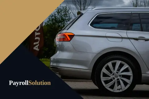 Srebrne kombi, idealne na długie trasy i rozliczenia kilometrówki. Logo "PayrollSolution" na ciemnym tle.