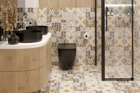 Mała łazienka w stylu hiszpańskim z czarnymi umywalkami, czarną toaletą i kolorowymi geometrycznymi płytkami.