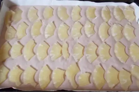Ciasto kruche z budyniem i ananasem - przepis na idealny deser