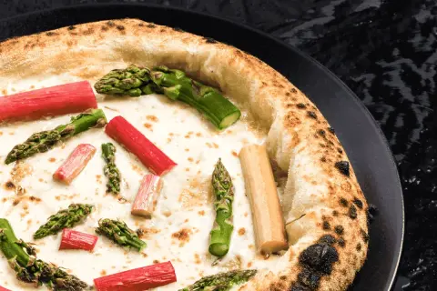 Pizza z kremowym fior di latte, szparagami i rabarbarem.