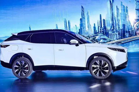 Biały SUV Omoda 7 na tle futurystycznego miasta. Poznaj jego imponujące omoda 7 wymiary i nowoczesny design.