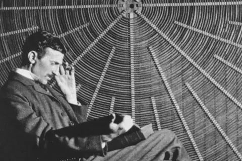 Kto wynalazł radio? Prawda o Marconim i Tesli, która zaskakuje