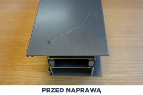 Zarysowana, szara rama okienna z widocznym uszkodzeniem. Zastanawiasz się, czym myć ramy okienne, by uniknąć takich śladów?