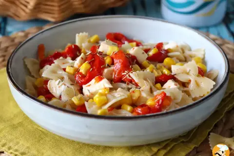 En härlig pastasallad med fjärilspasta, majs och paprika, perfekt som en lätt lunch eller middag. En god sås till pastasallad gör den extra god.