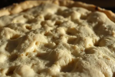 Ile powinno rosnąć ciasto na pizzę, aby uzyskać idealny smak?