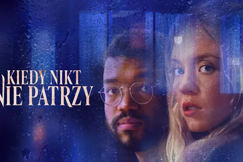 Kiedy nikt nie patrzy – odkrywamy najdziwniejsze hobby influencerów o których nie opowiadają na instastories. Para w deszczu.