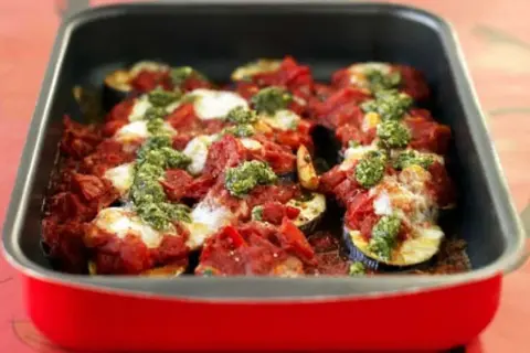 Aubergine gratinerad med tomatsås, mozzarella och pesto. Ett perfekt storkok recept för hela familjen.