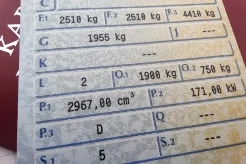 Masa własna w dowodzie rejestracyjnym: 1955 kg. Widoczne też inne dane techniczne pojazdu.