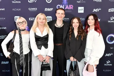 Kto jest w genzie? Pięć osób pozuje do zdjęcia na ściance z logo "On Air Awards".