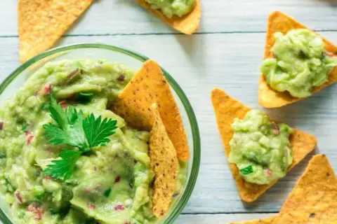 Guacamole: Jak przechowywać, by zachować zieleń i świeżość na dłużej?