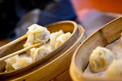 Dampfende Dumplings im Bambuskorb, bereit zum Genießen. Ein köstliches Dumplings Rezept zum Nachmachen.
