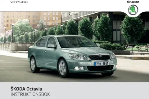 En ljusgrön Skoda Octavia parkerad på en stadsgata. Instruktionsbok för Skoda Octavia, som täcker serviceintervall.
