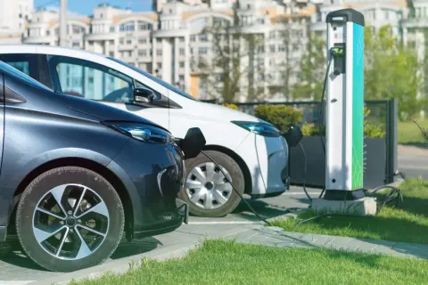 Due auto elettriche in carica, un esempio di come la normativa parcheggi auto elettriche favorisce la mobilità sostenibile.