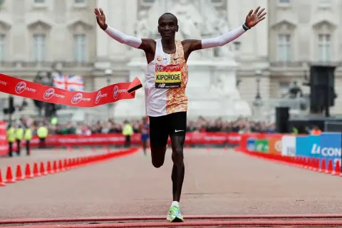 Kipchoge franchit la ligne d'arrivée, bras levés, l'allure d'un champion de marathon. Victoire éclatante !