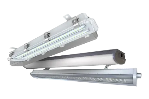 Trois luminaires LED robustes, dont un avec un couvercle transparent, montrant un tableau des IP.