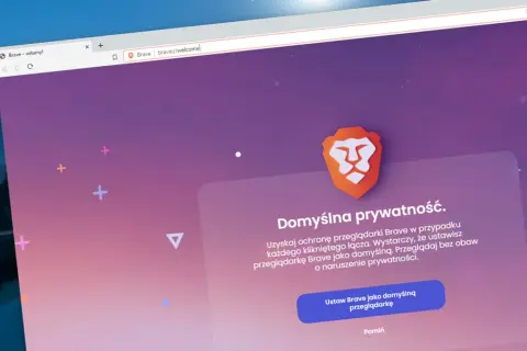 Brave przeglądarka wita użytkownika, oferując domyślną prywatność. Na ekranie widać logo lwa i przycisk "Ustaw Brave jako domyślną przeglądarkę".