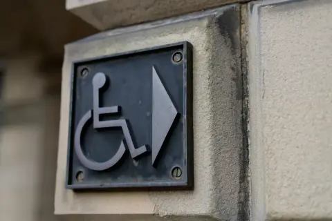 Znak dla osób ze znacznym stopniem niepełnosprawności, wskazujący kierunek.