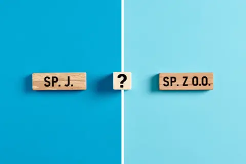 Drewniane klocki z napisami "SP. J." i "SP. Z O.O." oraz znak zapytania na niebieskim tle.