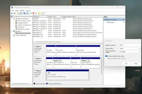 Zrzut ekranu z okna "Zarządzanie dyskami" w systemie Windows, pokazujący proces formatowania dysku G: na system plików exFAT.