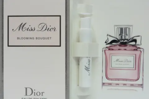 Karta z próbką perfum Miss Dior Blooming Bouquet. Różowa buteleczka z kokardką i nazwa zapachu.