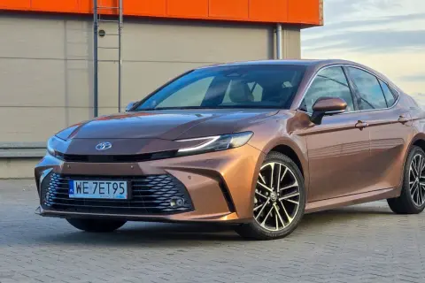 Brązowa Toyota Camry prezentuje się elegancko. Wiele osób chwali ten model, a opinie o Toyota Camry są zazwyczaj pozytywne.