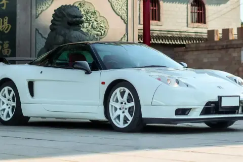 Vit Honda NSX till salu, en ikonisk sportbil med en tidlös design. Denna pärla väntar på sin nästa ägare.