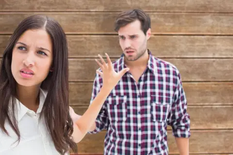 Frau wehrt sich gegen Mann, der sie anschreit. Ihre Mimik zeigt Verärgerung, was ist passiv aggressiv?