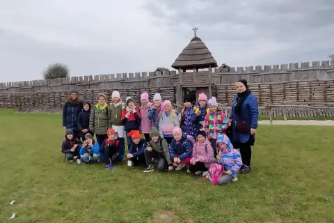 Dzieci zwiedzają gród w Biskupinie. Wspaniałe atrakcje dla dzieci czekają na odkrycie w tym historycznym miejscu.