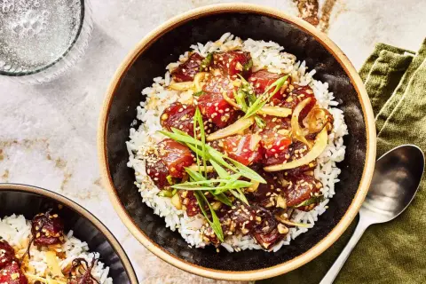 En läcker poke bowl med ris, marinerad tonfisk, sesamfrön och salladslök. En perfekt och fräsch måltid.